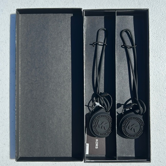 New Michael Kors set of air tag holders / air tag covers - Picture 4 of 5